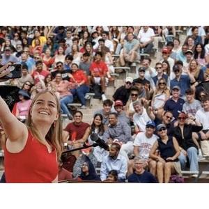 Zora deRham headshot